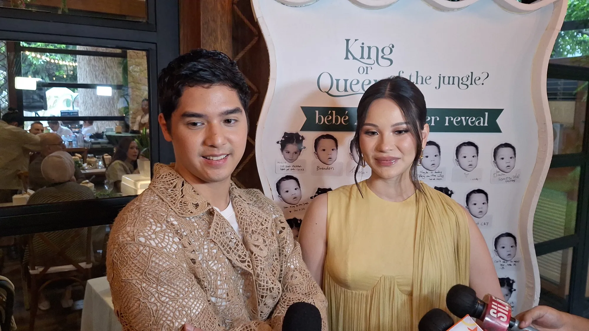 Al Ghazali dan Alyssa Daguise Diwawancara Awak Media (cr:KapanLagi.com/Fikri Alfi Rosyadi)