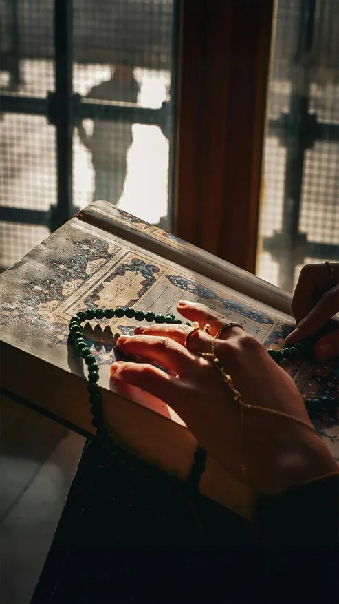 quran dan tasbih hijau/image by unsplash