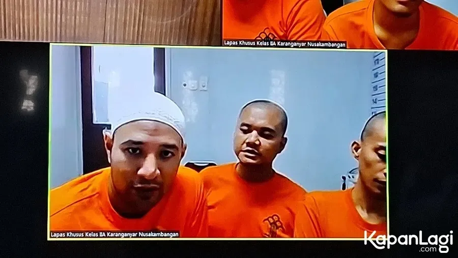 Ammar Zoni pakai kopiah © KapanLagi.com/Fikri Alfi Rosyadi