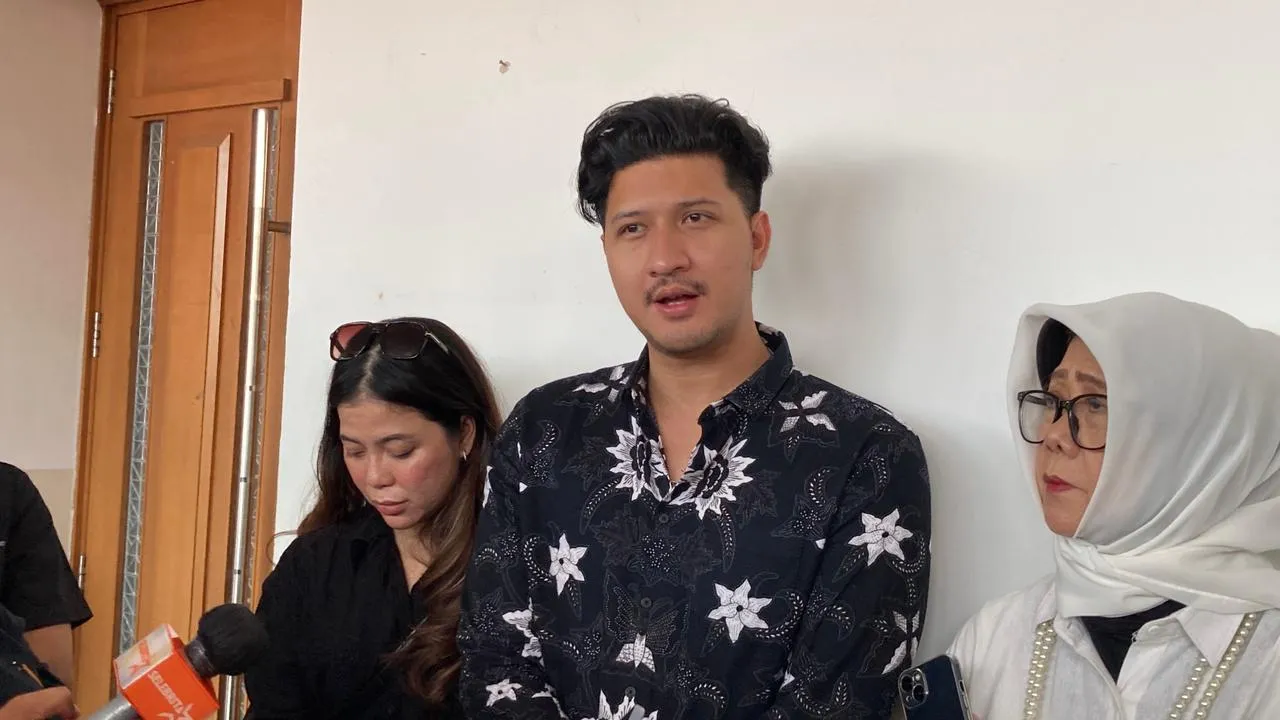 Aditya Zoni pakai baju hitam © KapanLagi.com/Fikri Alfi Rosyadi