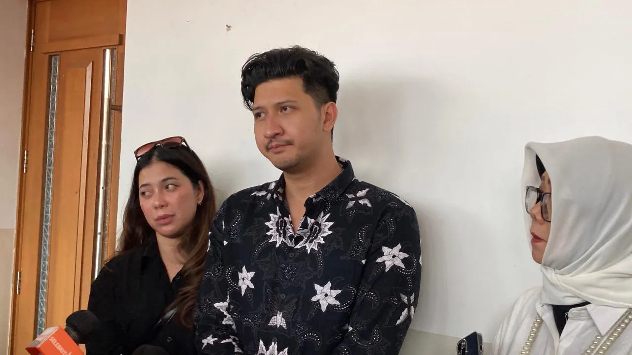 Aditya Zoni pakai batik hitam © KapanLagi.com/Fikri Alfi Rosyadi