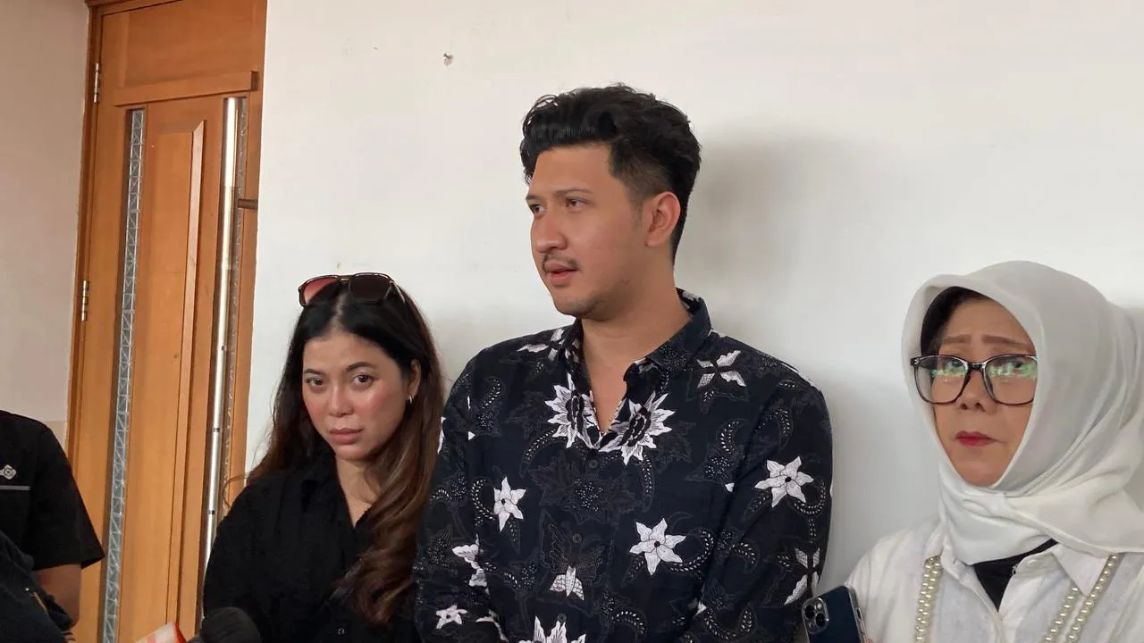 Aditya Zoni didampingi keluarga © KapanLagi.com/Fikri Alfi Rosyadi