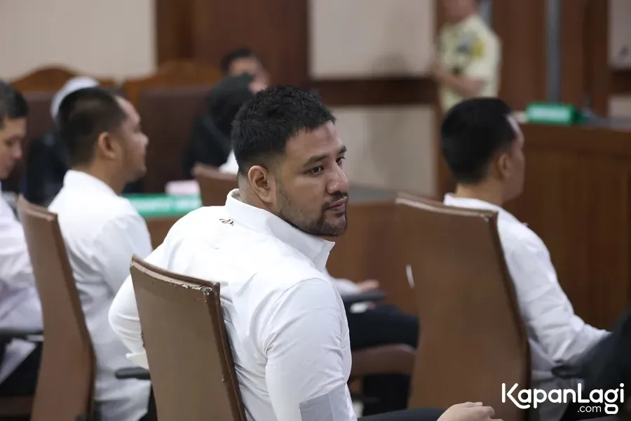 Ammar Zoni bersama para terdakwa Â© KapanLagi.com/Budy Santoso