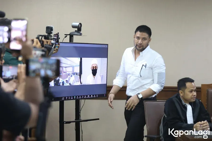 Ammar Zoni di dekat monitor Â© KapanLagi.com/Budy Santoso