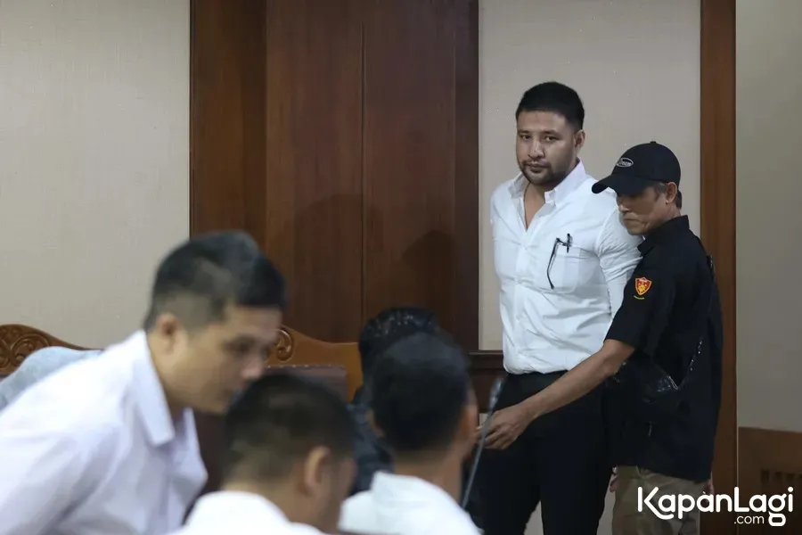 Ammar Zoni dikawal masuk ruang sidang Â© KapanLagi.com/Budy Santoso