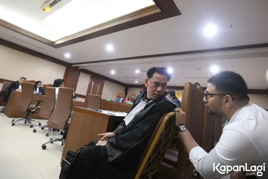 Ammar Zoni ngobrol dengan pengacara Â© KapanLagi.com/Budy Santoso