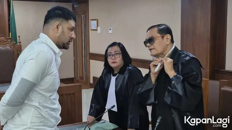 Ammar Zoni berdiskusi dengan pengacara © KapanLagi.com/Budy Santoso