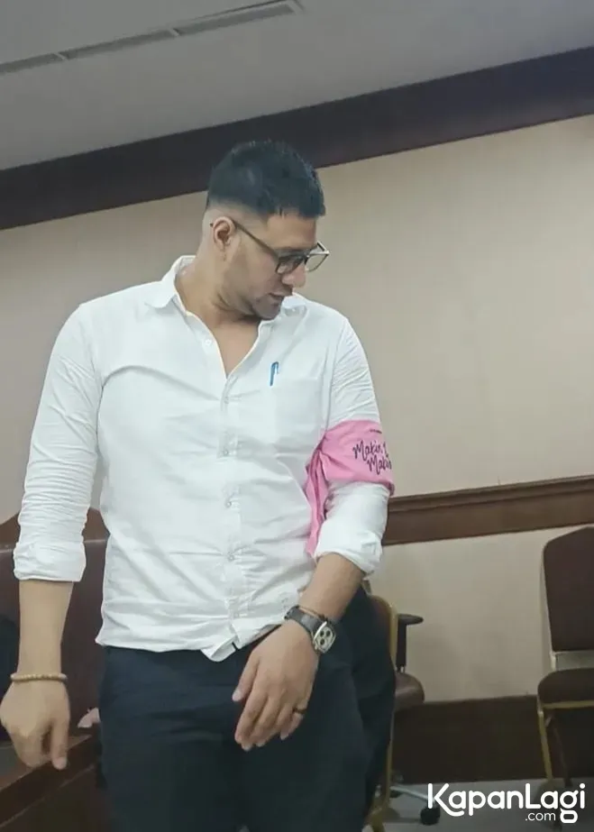 Ammar Zoni pakai kemeja putih ada kain pink di lengan © KapanLagi.com/Budy Santoso