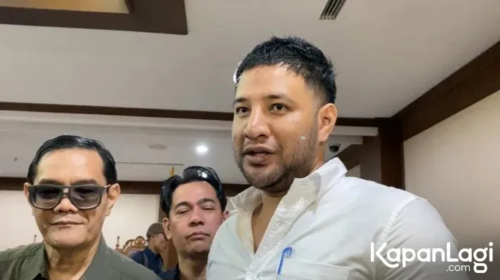 Ammar Zoni pakai kemeja putih © KapanLagi.com/Budy Santoso