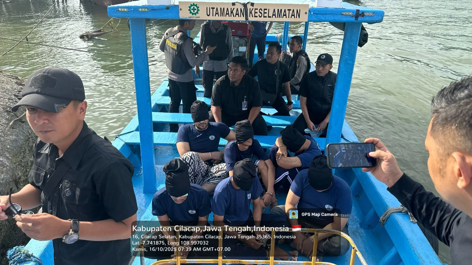 Ammar Zoni naik perahu © Direktorat Jenderal Pemasyarakatan