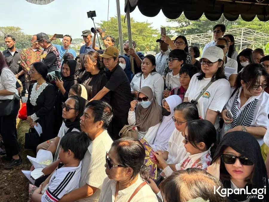 Keluarga di pemakaman Temon © KapanLagi.com/Fikri Alfi Rosyadi