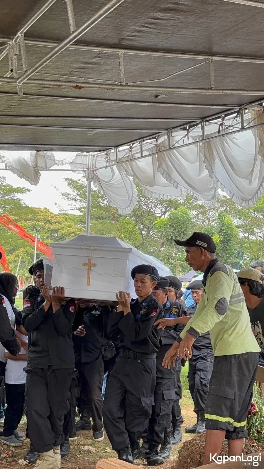 Prosesi pemakaman Temon © KapanLagi.com/Fikri Alfi Rosyadi