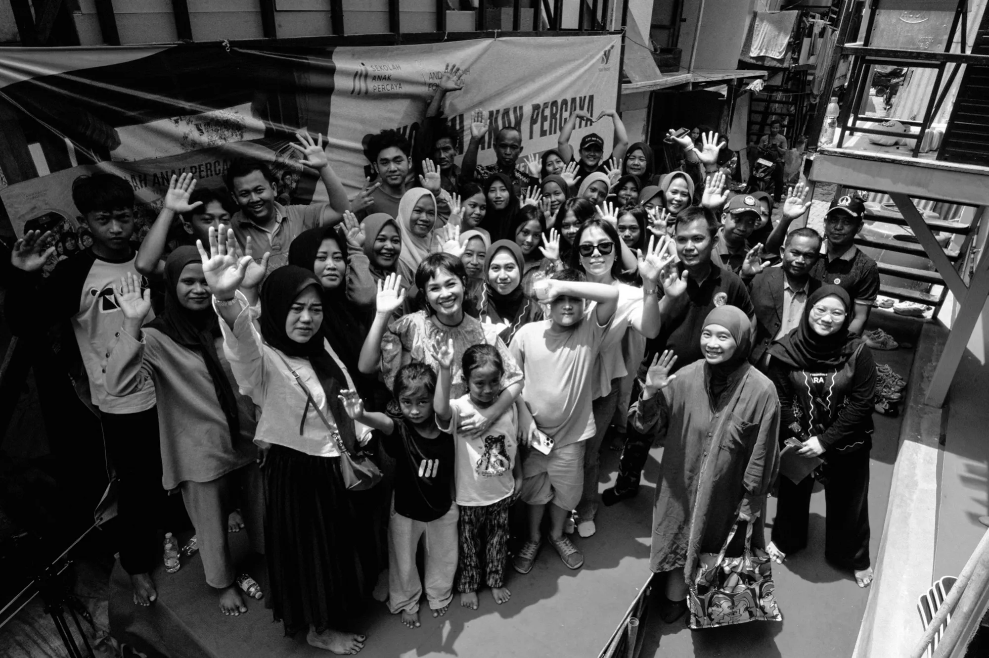 Andien di peresmian titik ke-5 Sekolah Anak Percaya di Kampung Apung. (instagram.com/andien)