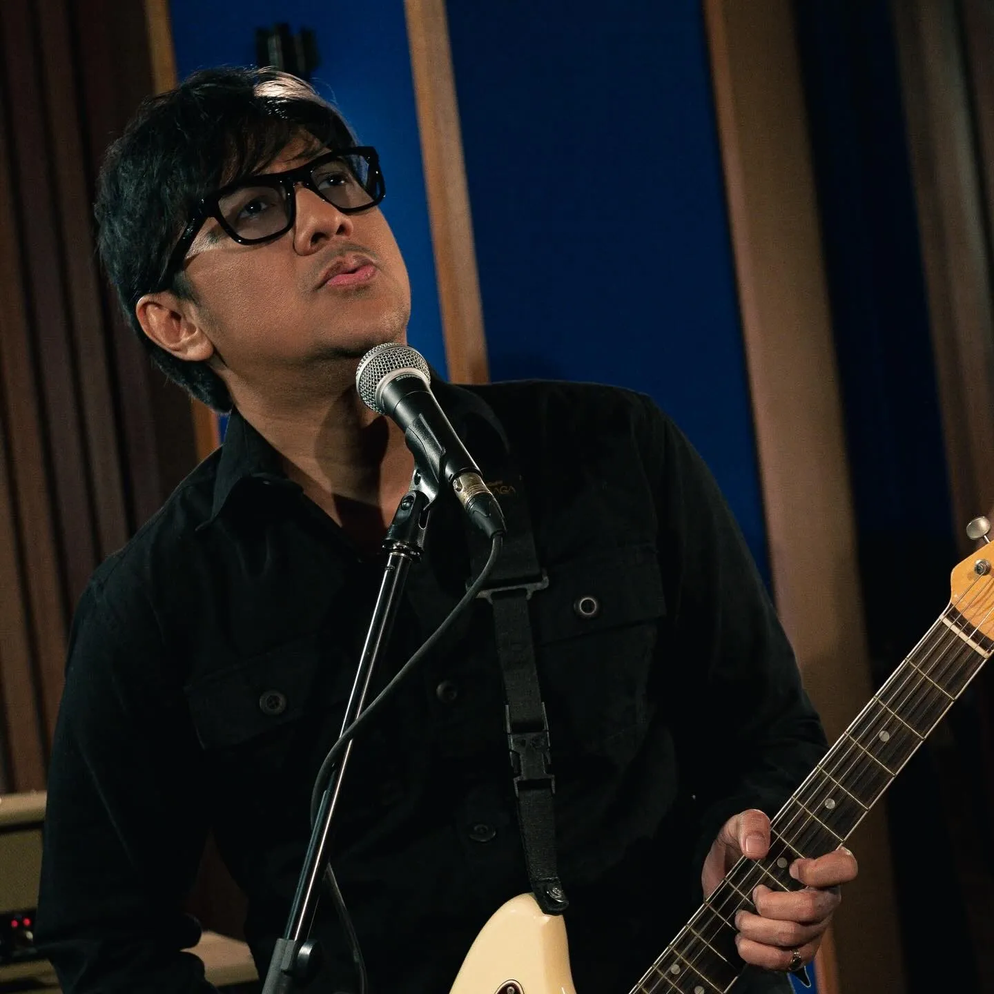 Andre Taulany pegang gitar © instagram.com/andreastaulany