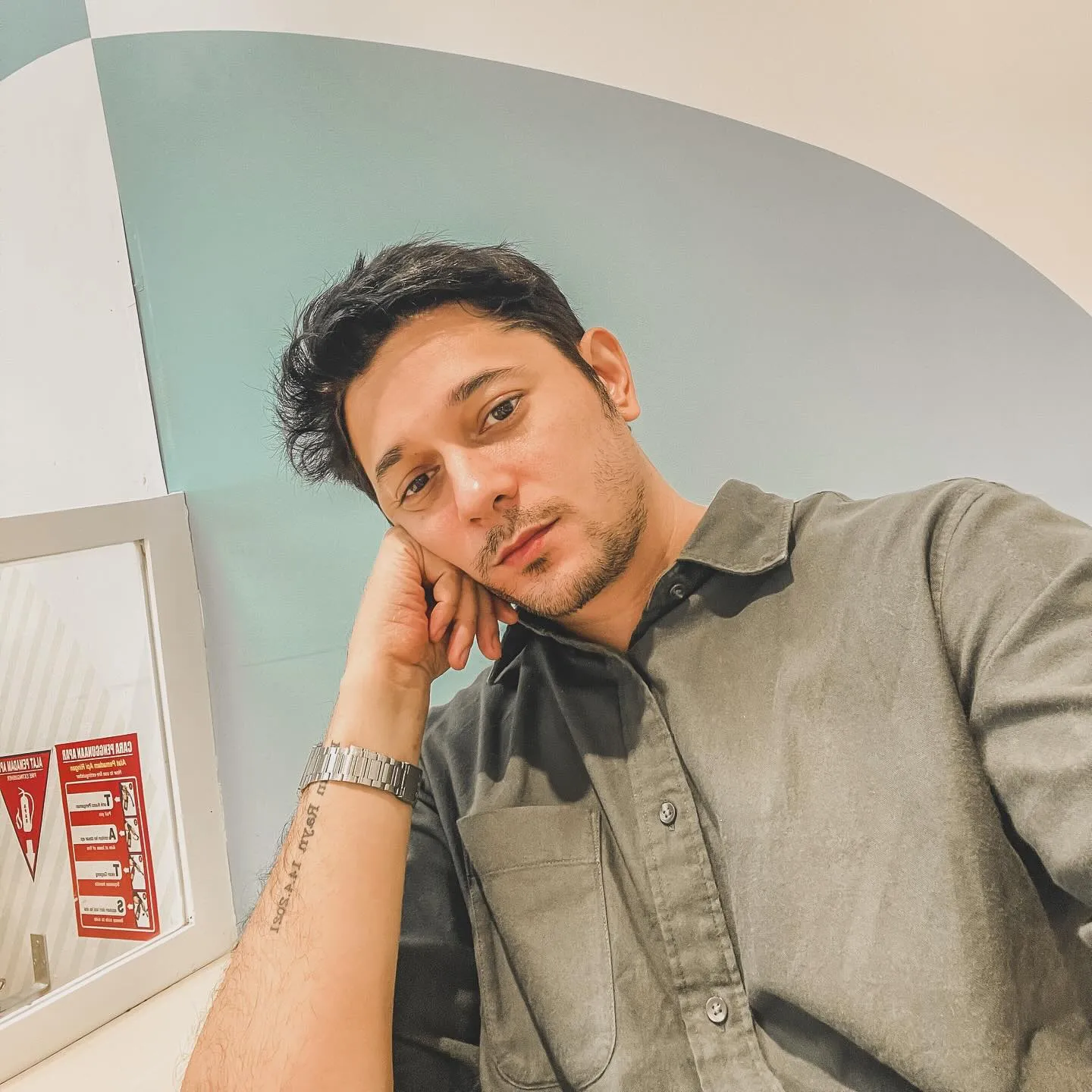 Andrew Andika pakai kemeja/Instagram/andrewandika