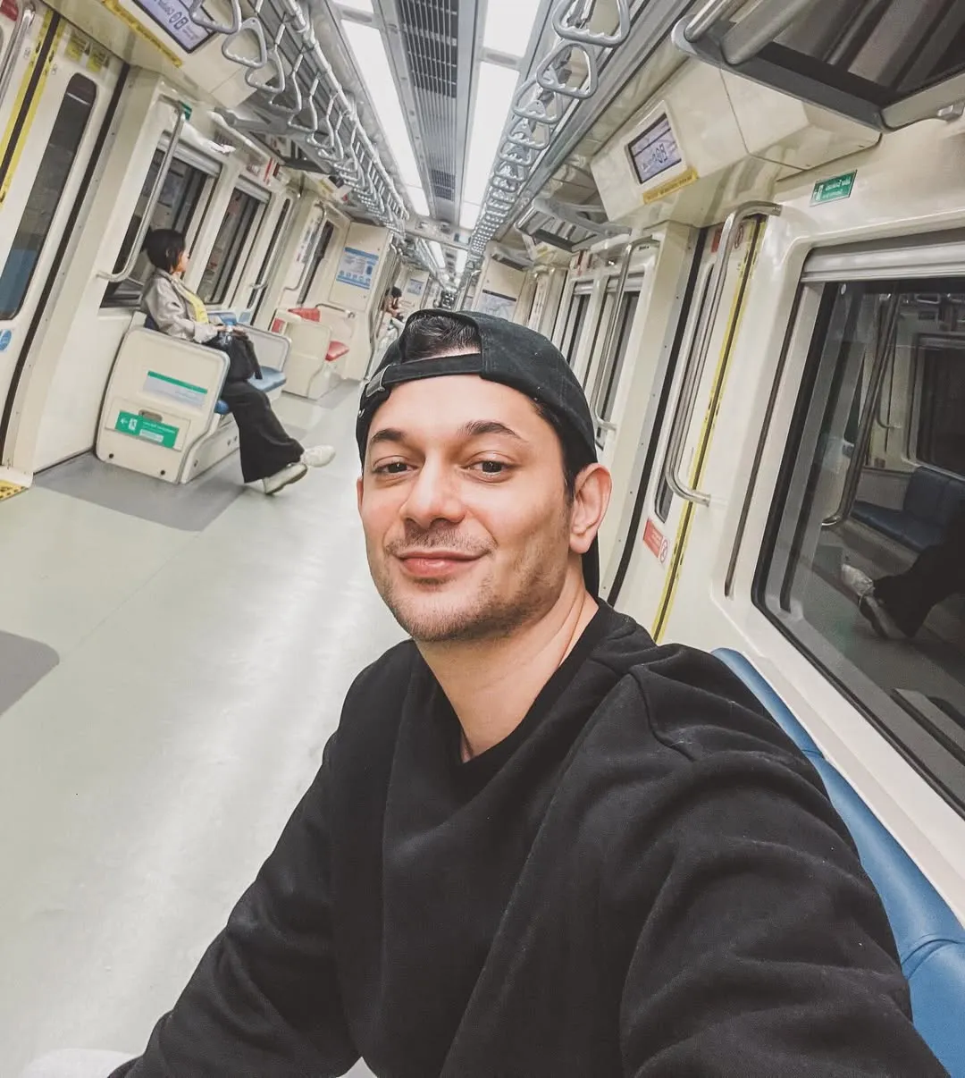 Andrew Andika naik kereta/Instagram/andrewandika