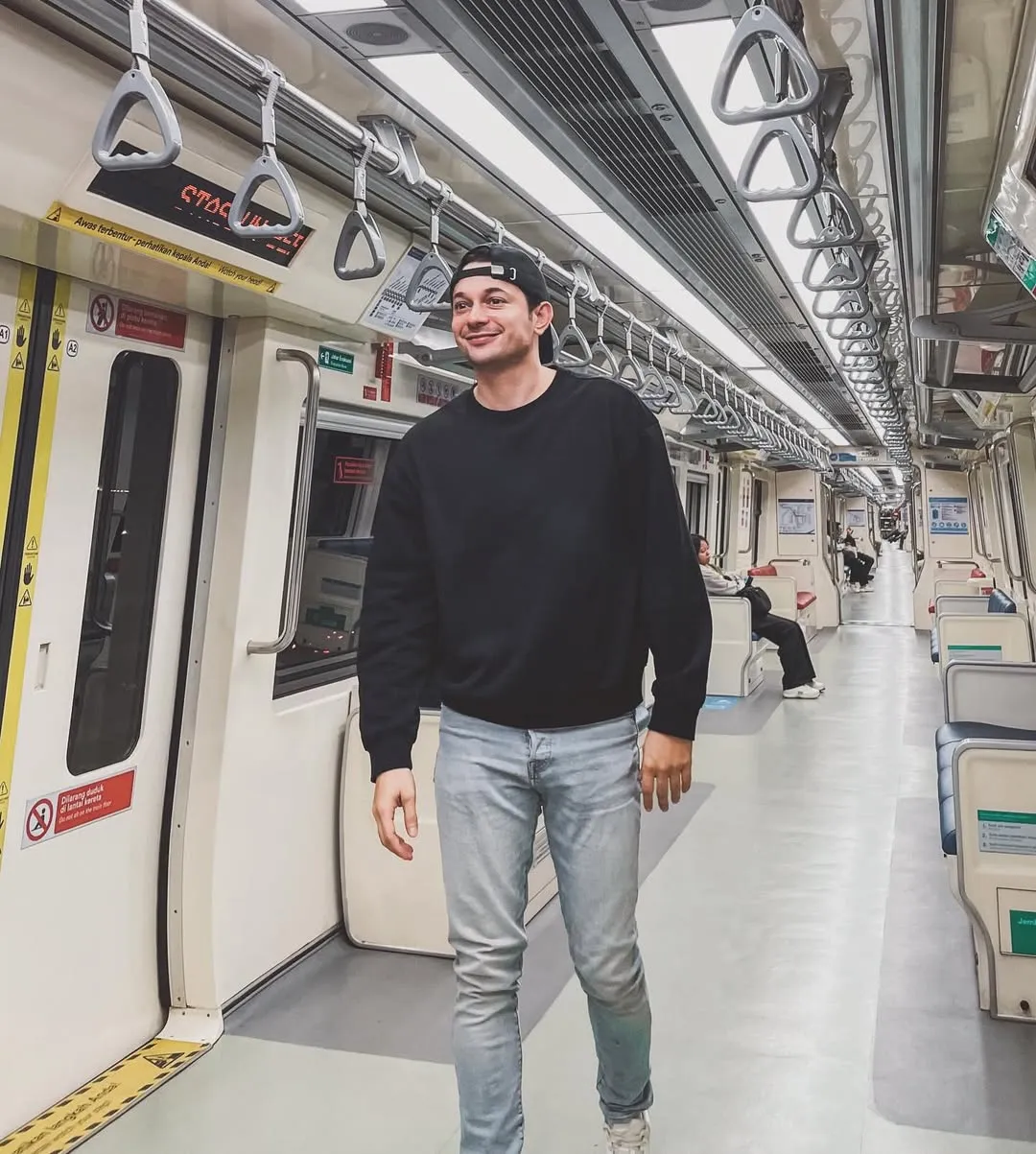 Andrew Andika pakai baju hitam/Instagram/andrewandika