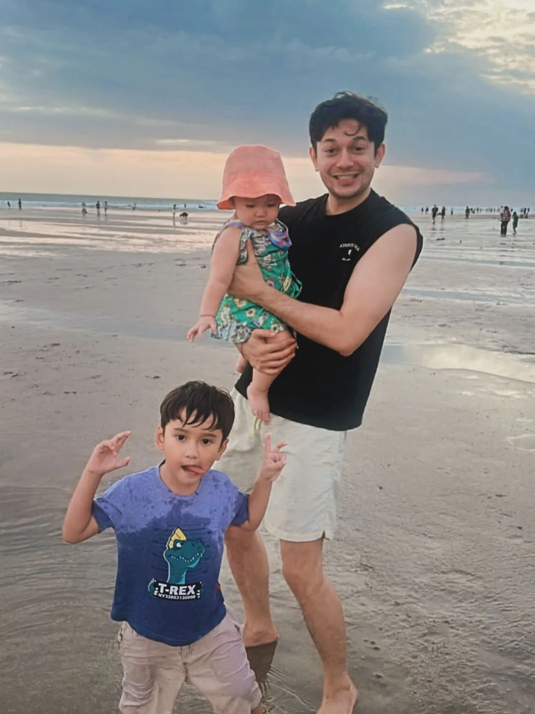 Andrew Andika Ajak Anak Main ke Pantai (Credit:Instagram.com/andrewandika)