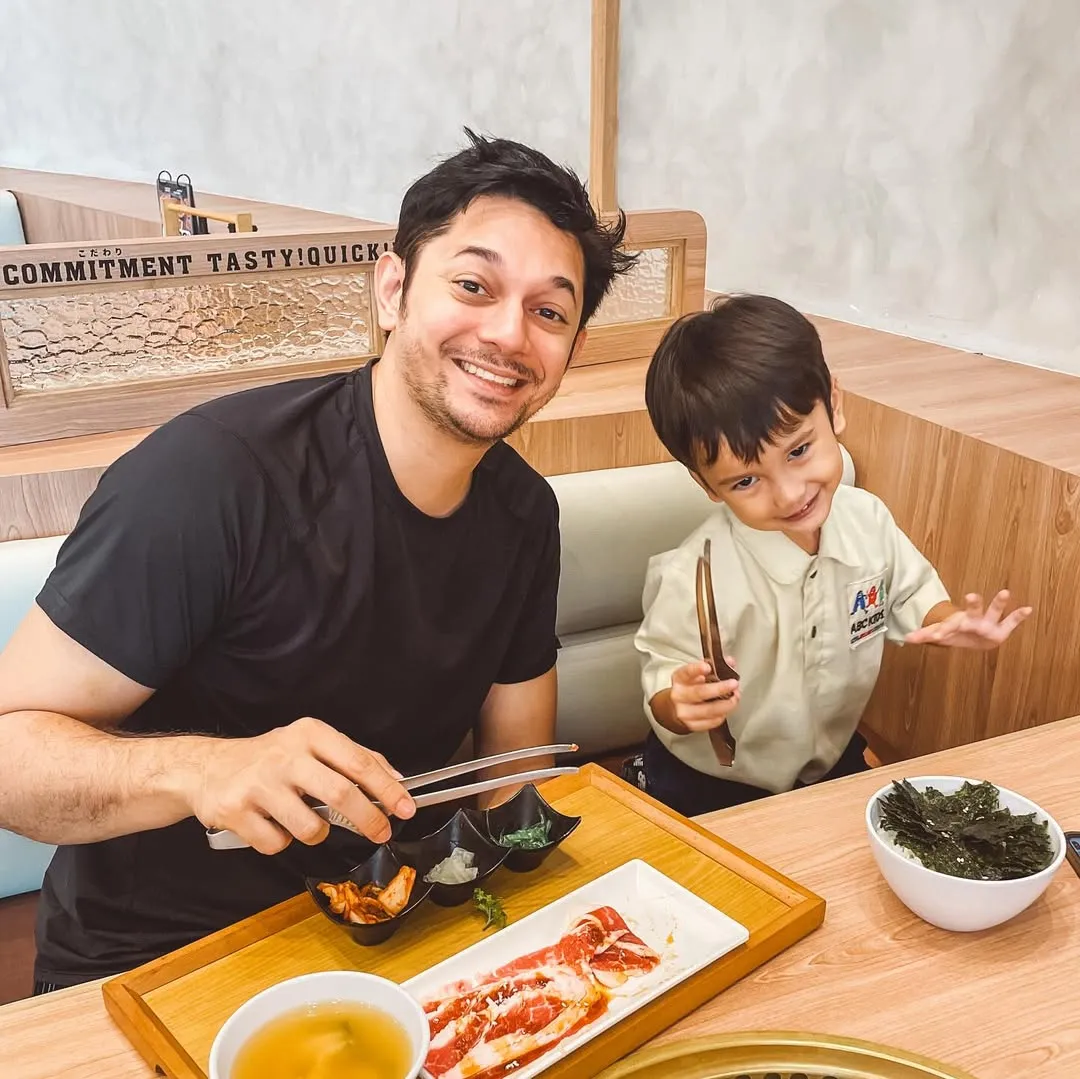 Andrew Andika Makan Bareng Anaknya (Credit:Instagram.com/andrewandika)