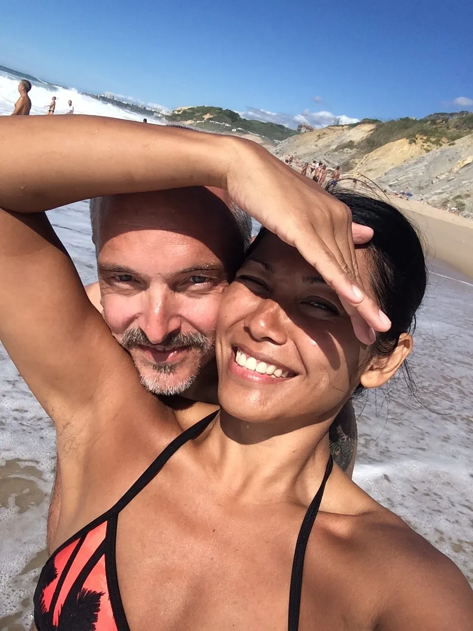 Anggun dan suami di pantai © instagram/anggun_cipta