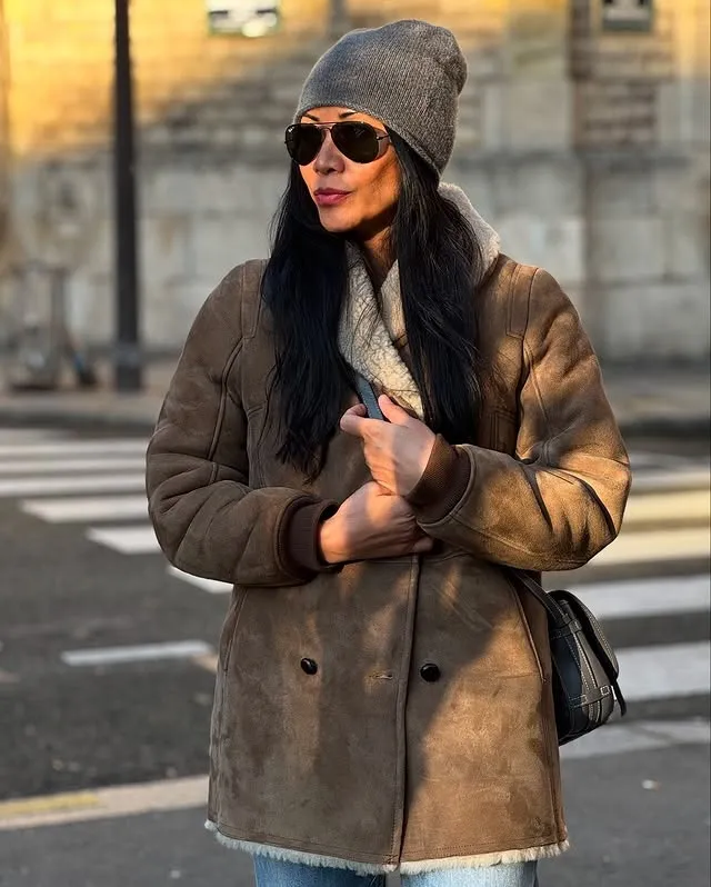 Anggun pakai jaket di jalan © instagram/anggun_cipta