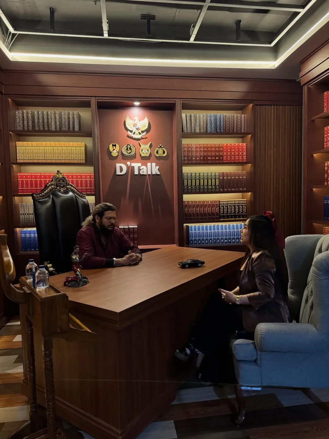 Anisa Bahar duduk bersama pengacara © instagram.com/anisa_bahar_new