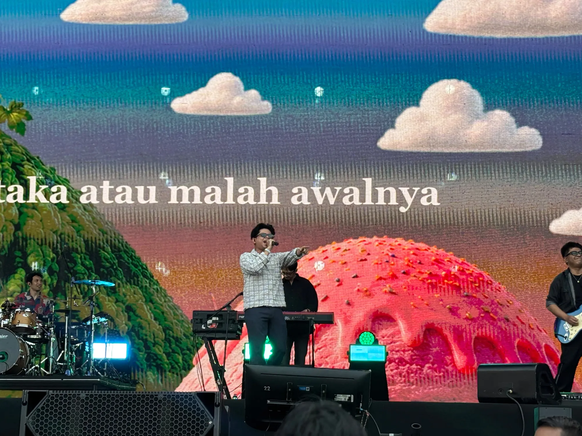 Juicy Luicy di panggung Pestapora 2026 © KapanLagi.com/Fikri Alfi Rosyadi