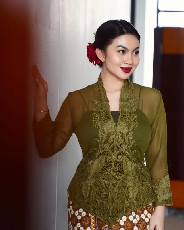 Ariel Tatum pakai kebaya © instagram.com/arieltatum