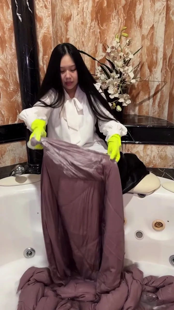 Momen Sisca Kohl cuci bedcver (credit: Instagram.com/siscakohl/)