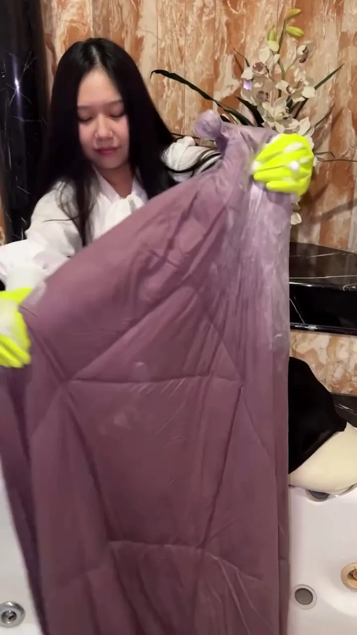 Momen Sisca Kohl cuci bedcver (credit: Instagram.com/siscakohl/)