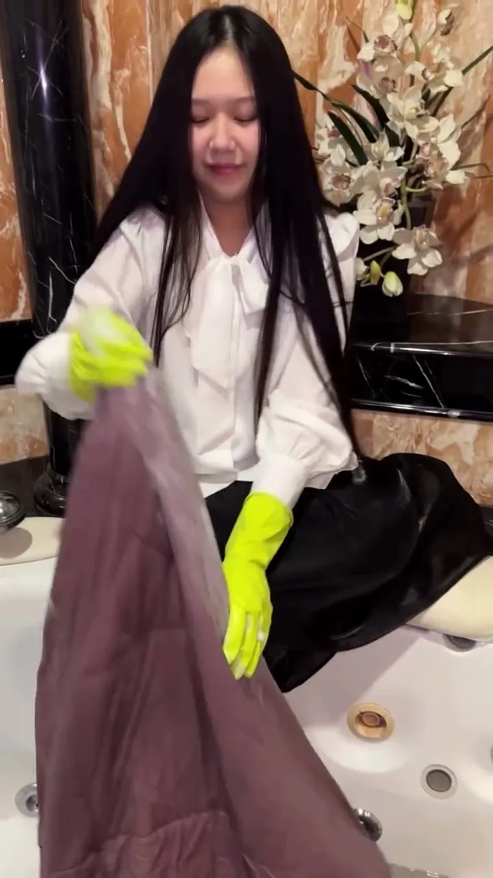 Momen Sisca Kohl cuci bedcver (credit: Instagram.com/siscakohl/)