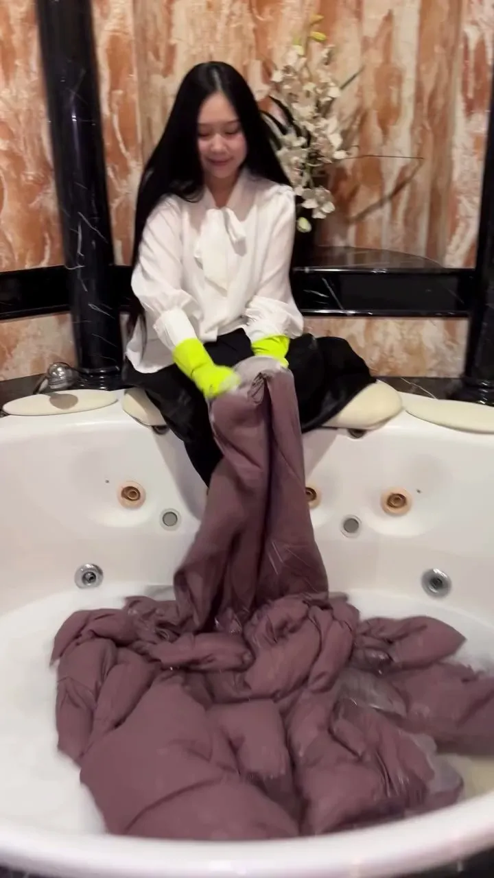 Momen Sisca Kohl cuci bedcver (credit: Instagram.com/siscakohl/)