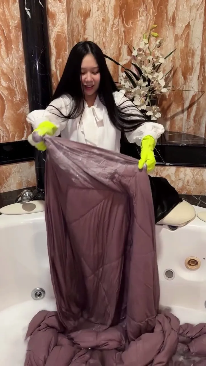 Momen Sisca Kohl cuci bedcver (credit: Instagram.com/siscakohl/)