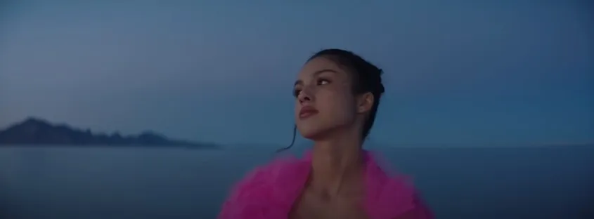 Merenungkan kekurangan makna lirik lagu All I Want Olivia Rodrigo (credit: Youtube.com/DisneyMusicVEVO)