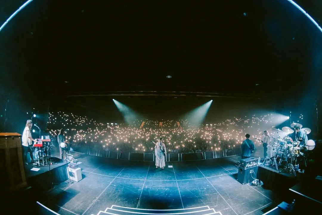 Makna lagu Anaheim NIKI menggambarkan cinta yang belum sembuh (credit:instagram.com/nikizefanya)