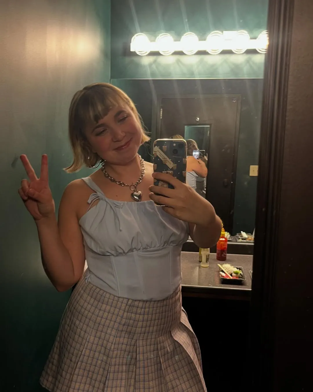 Arti dan Makna Lagu Beach Bunny - Prom Queen, Krisis Kepercayaan Diri ...