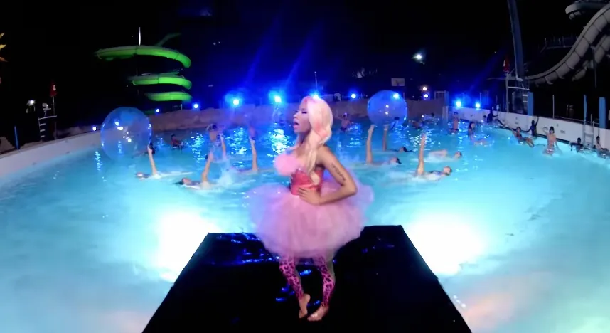 Kepercayaan Diri dan Dominasi dalam Verse Nicki Minaj (credit: Youtube.com/Justin Bieber)