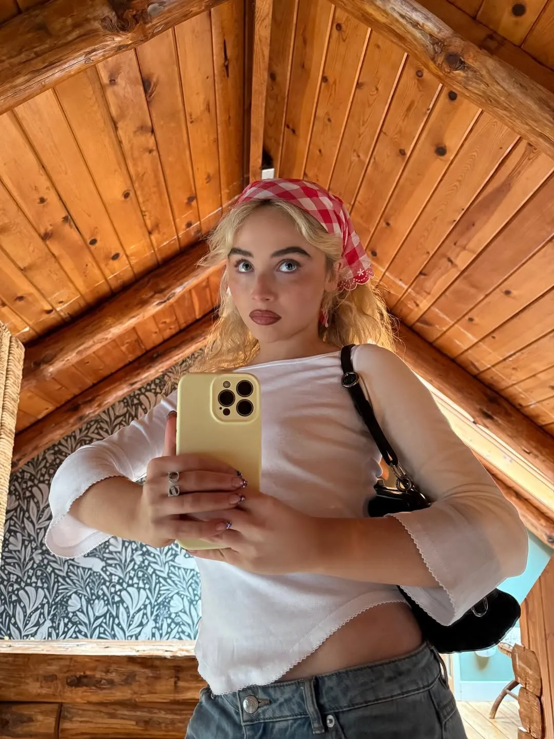 Lagu Coincidence Sabrina Carpenter yang mengungkap sisi gelap hubungan (credit:instagram.com/sabrinacarpenter)