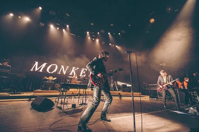 Lagu Do I Wanna Know oleh Arctic Monkeys (credit:instagram.com/arcticmonkeys/aaronparsonsphotography)