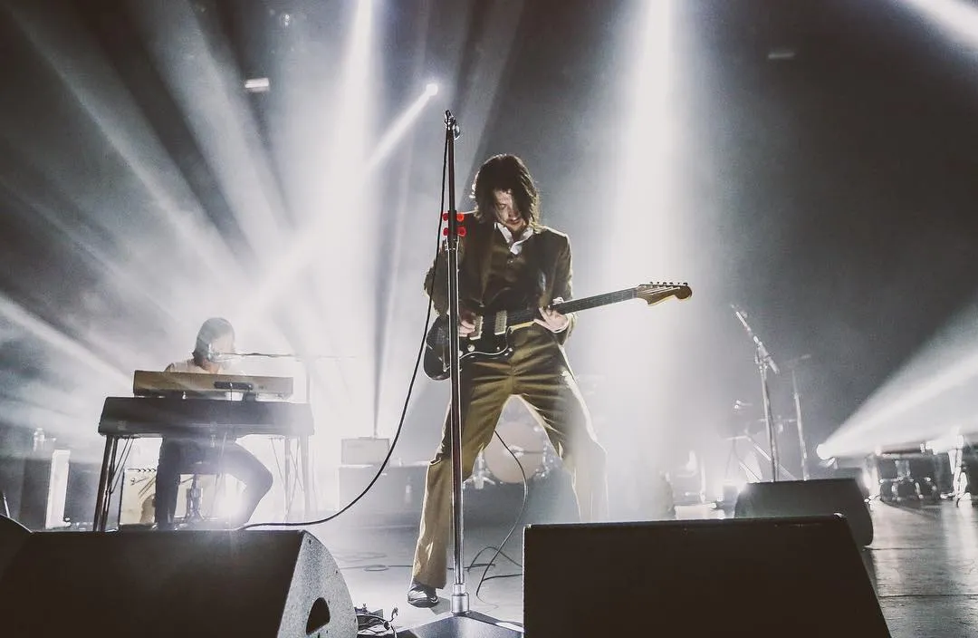 Lagu Do I Wanna Know oleh Arctic Monkeys (credit:instagram.com/arcticmonkeys/jadehparkphoto)