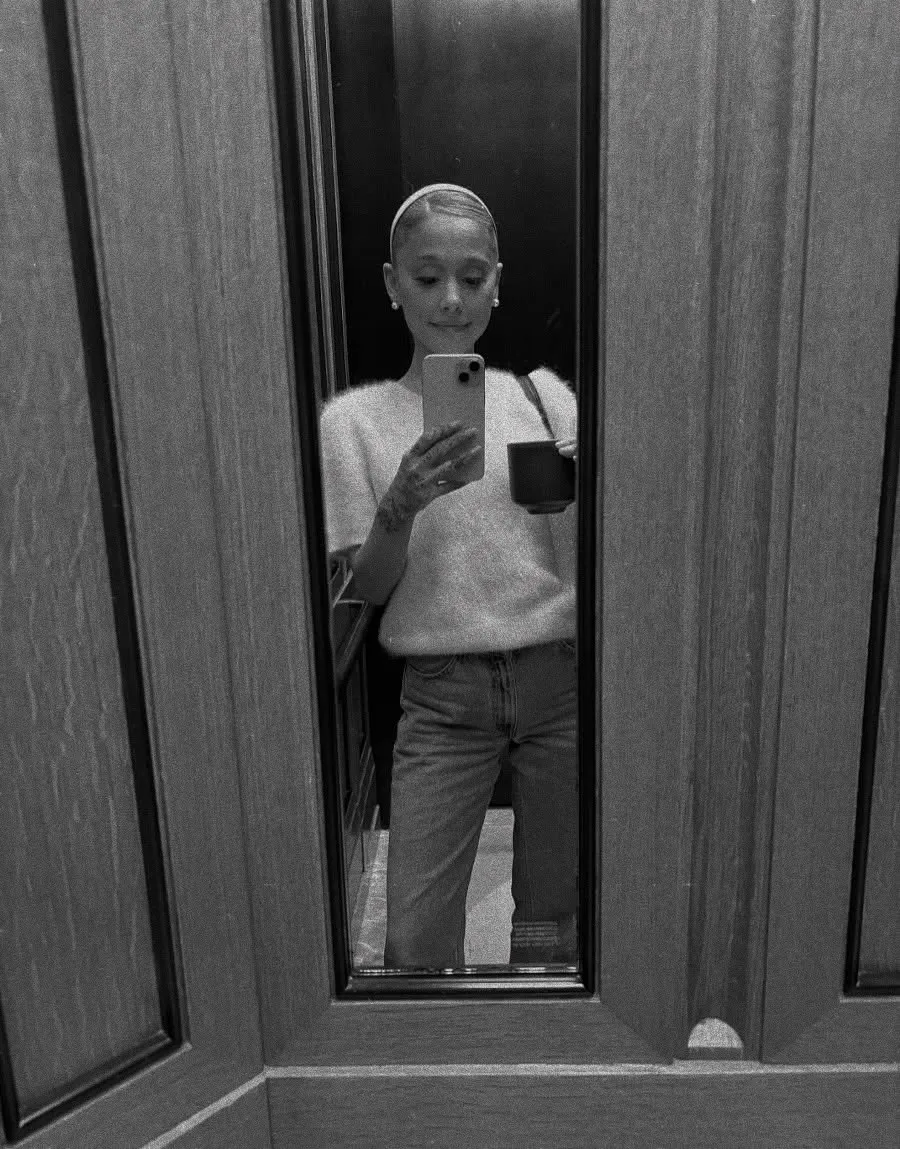 Potret Ariana Grande dengan foto hitam putih (credit: Instagram.com/arianagrande/)