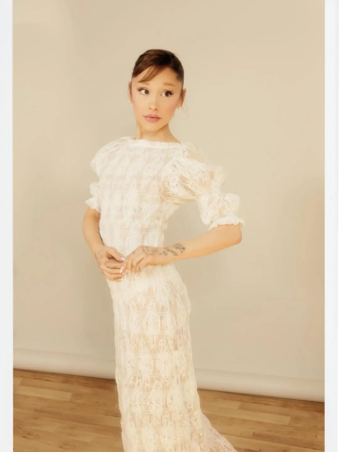 Ariana Grande tampil dengan dress putih (credit: Instagram.com/arianagrande/)