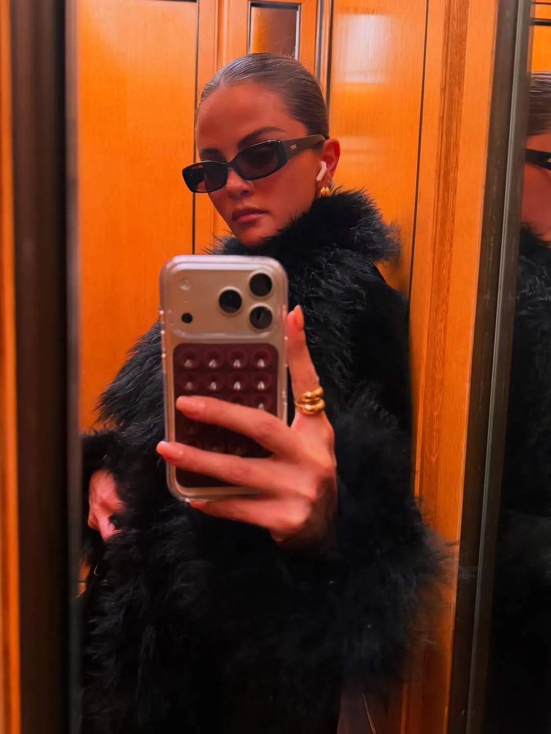 Tunjukkan rasa percaya diri dalam diri wanita (credit: instagram/selenagomez)