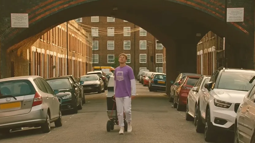 Mengingat Hubungan Lama (credit: Youtube.com/ Glass Animals)