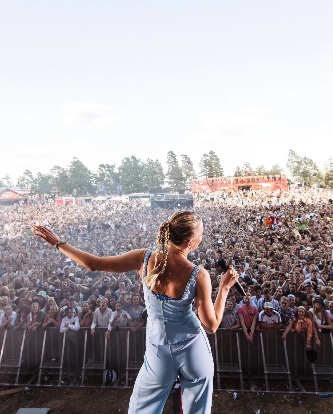 Rasa sakit dan bahagia bercampur jadi satu (credit:instagram.com/astridsofficial/robinboee)