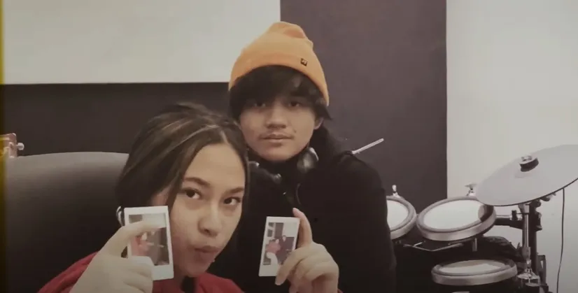 Makna Lagu If U Could See Me Cryin In My Room  (credit: Youtube.com/ Arash Buana)