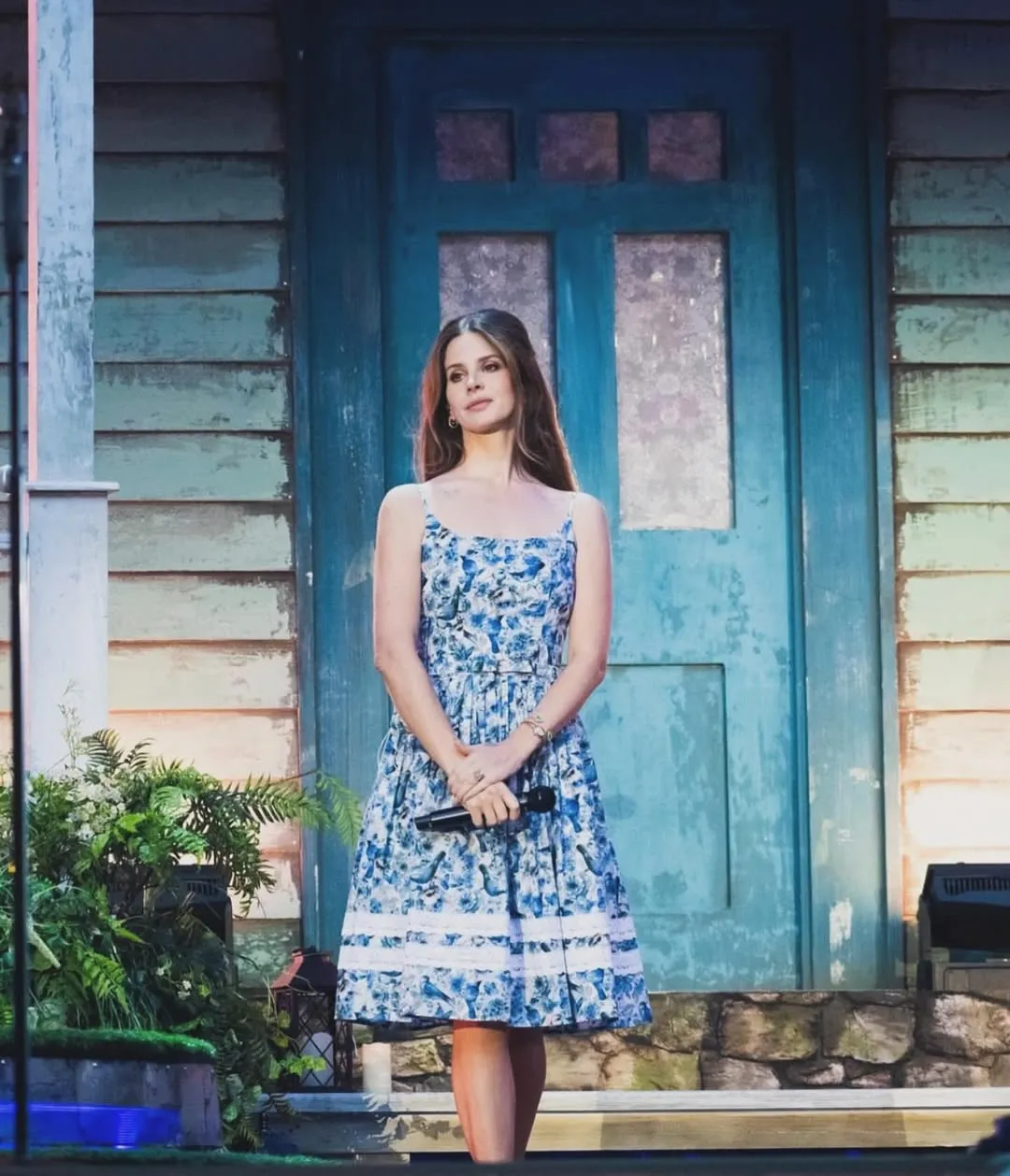 Arti dan Makna Lagu Lana Del Rey - Chemtrails Over the Country Club (credit: instagram/honeymoon)