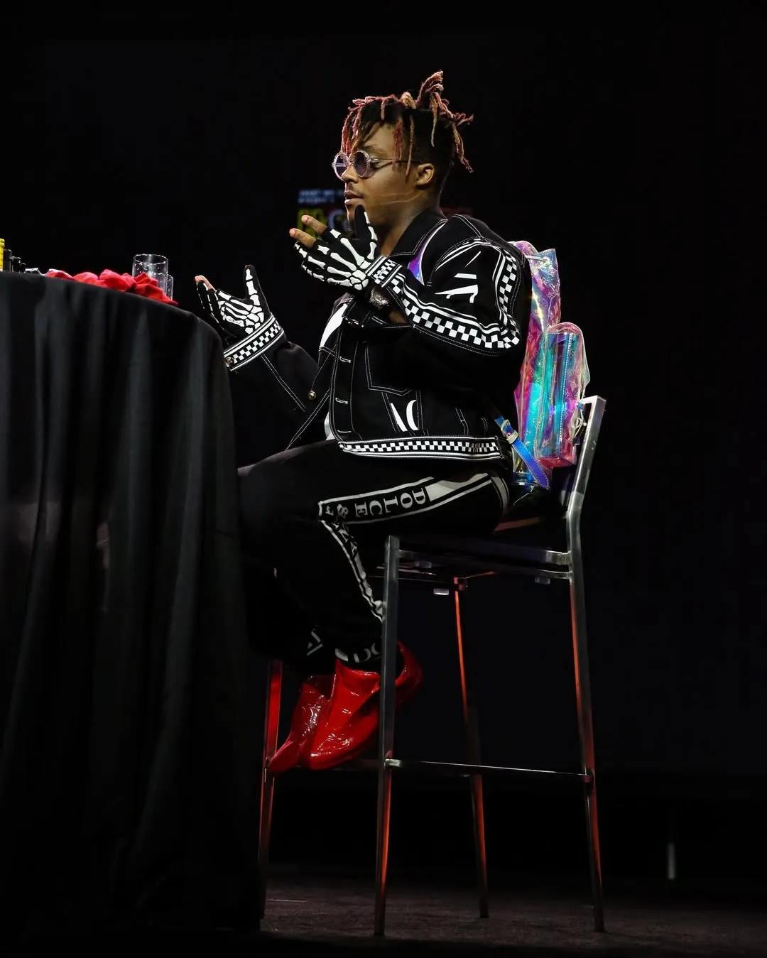 di atas panggung dan duduk/Instagram @juicewrld999