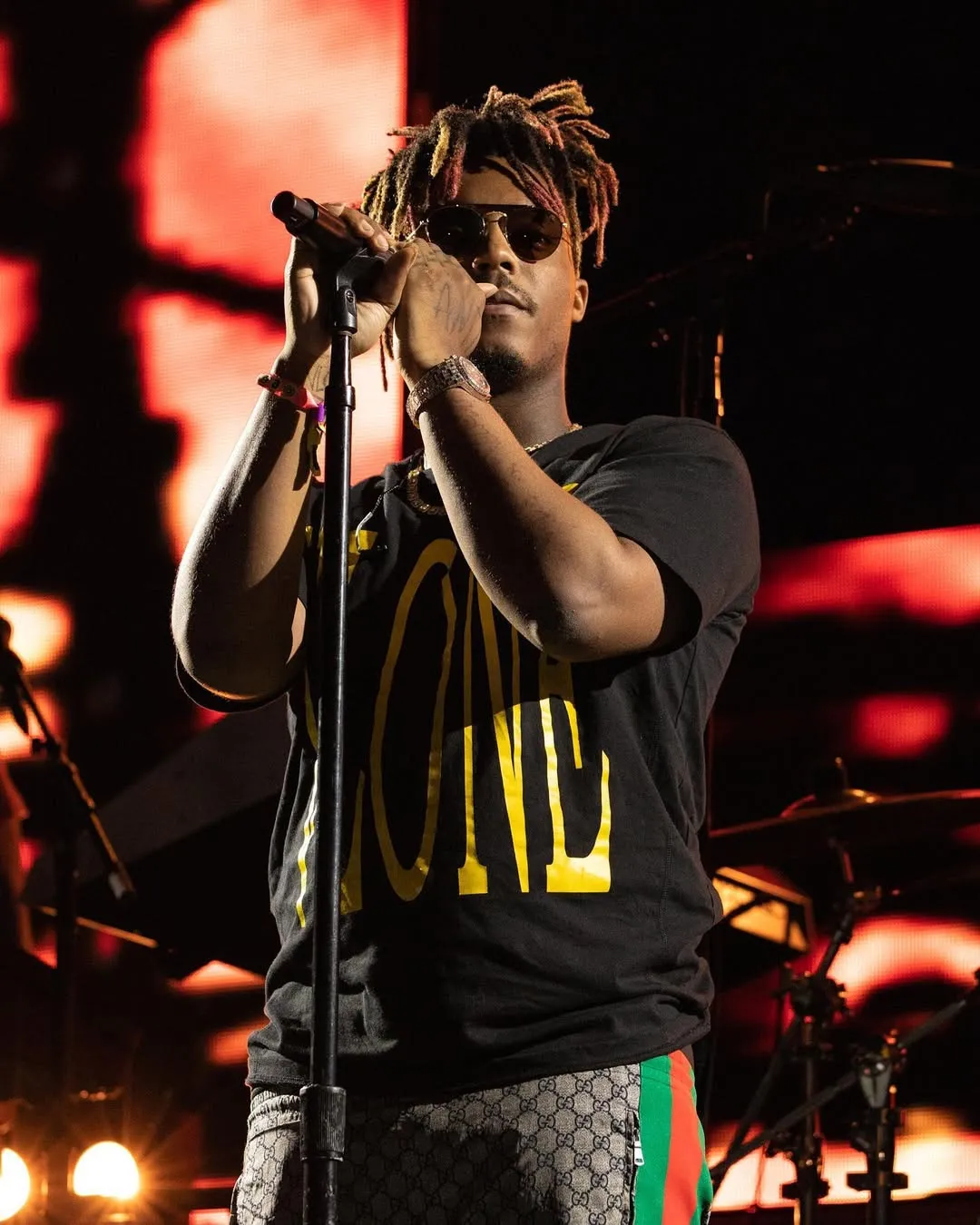 pegang mikrofon/Instagram @juicewrld999