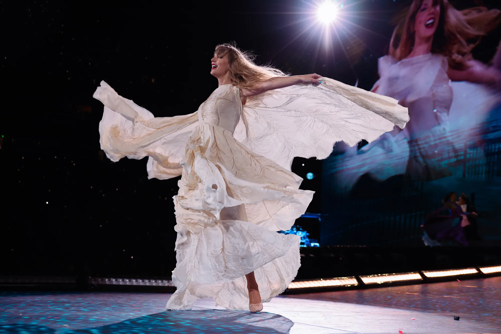 di atas panggung/x @taylorswift13